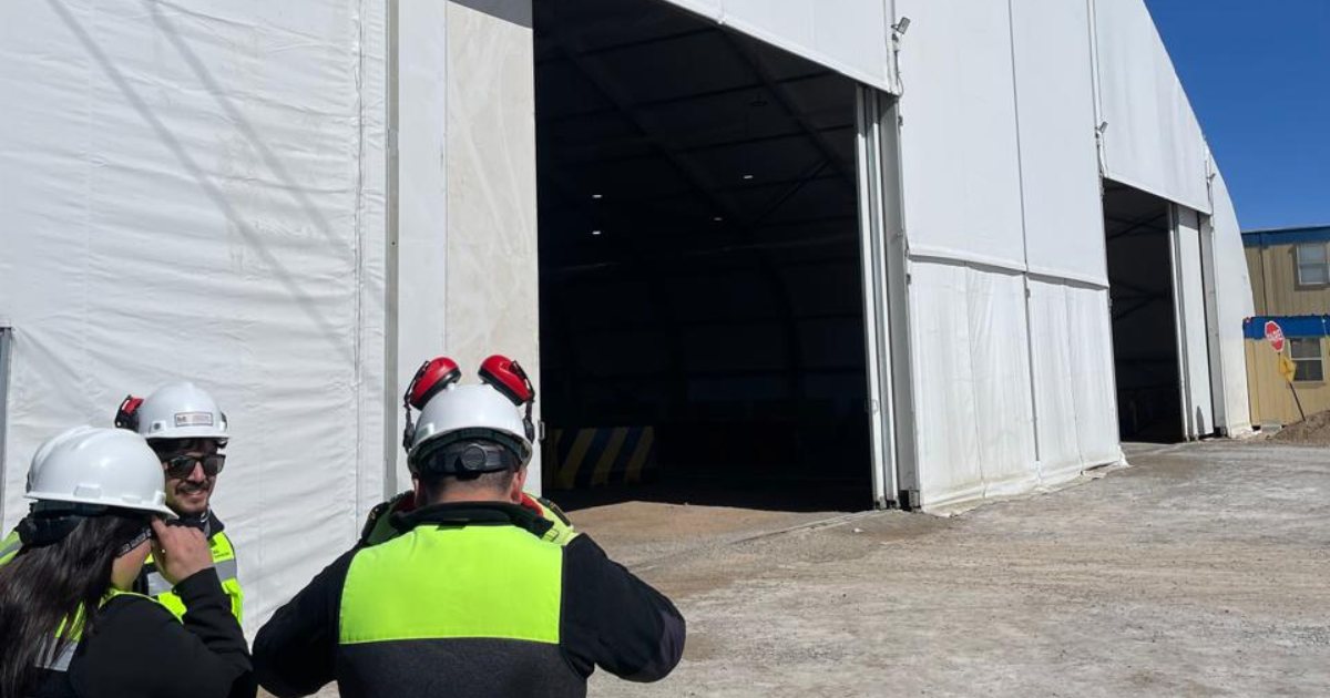 Interior de carpa industrial Tecno Fast con estructura metálica y pasarela de seguridad.