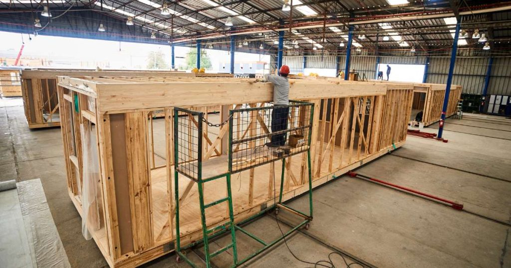 Construcción modular en madera en planta industrial de Tecno Fast Perú