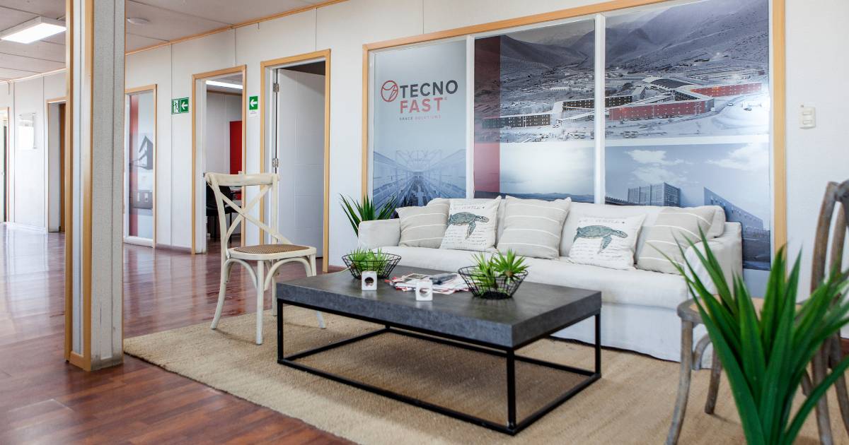 Oficina modular en Perú amoblada de Tecno Fast, con sala de espera y diseño moderno.